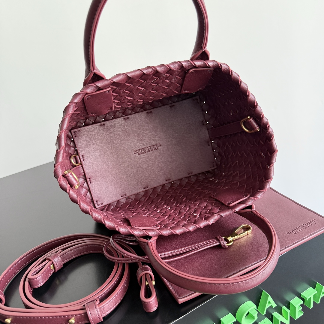 B0tt*ga Ven*ta Mini Cabat Heart Tote Bag in Intrecciato Leather - 22cm