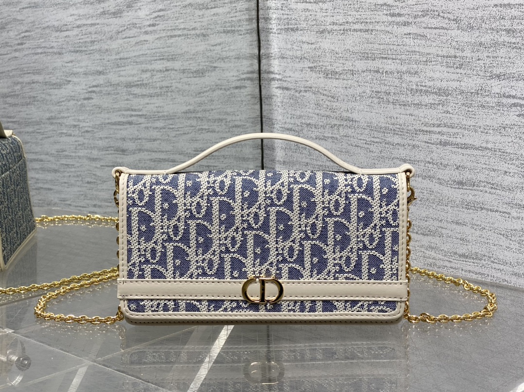 Bagsaaa D10r 30 Montaigne Cigale Pouch with Chain Blue D10r Oblique Chambray with Raffia Effect - 21cm