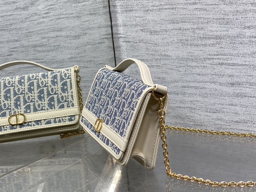 Bagsaaa D10r 30 Montaigne Cigale Pouch with Chain Blue D10r Oblique Chambray with Raffia Effect - 21cm