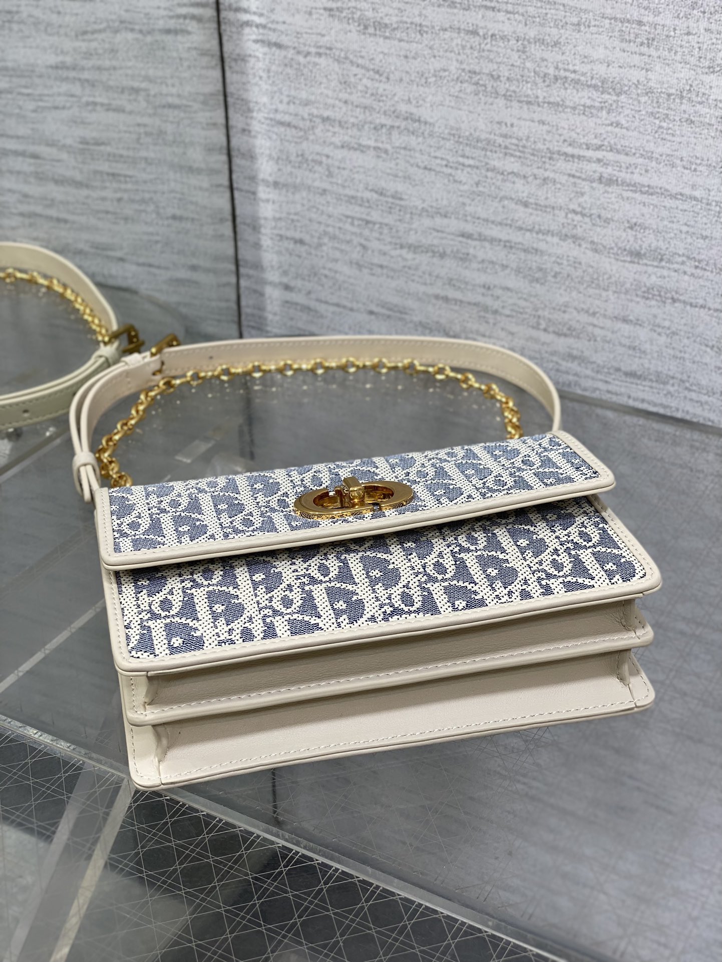 Bagsaaa D10r Miss Caro Mini Bag Blue D10r Oblique Chambray with Raffia Effect and Light Biscuit Smooth Calfskin - 18cm