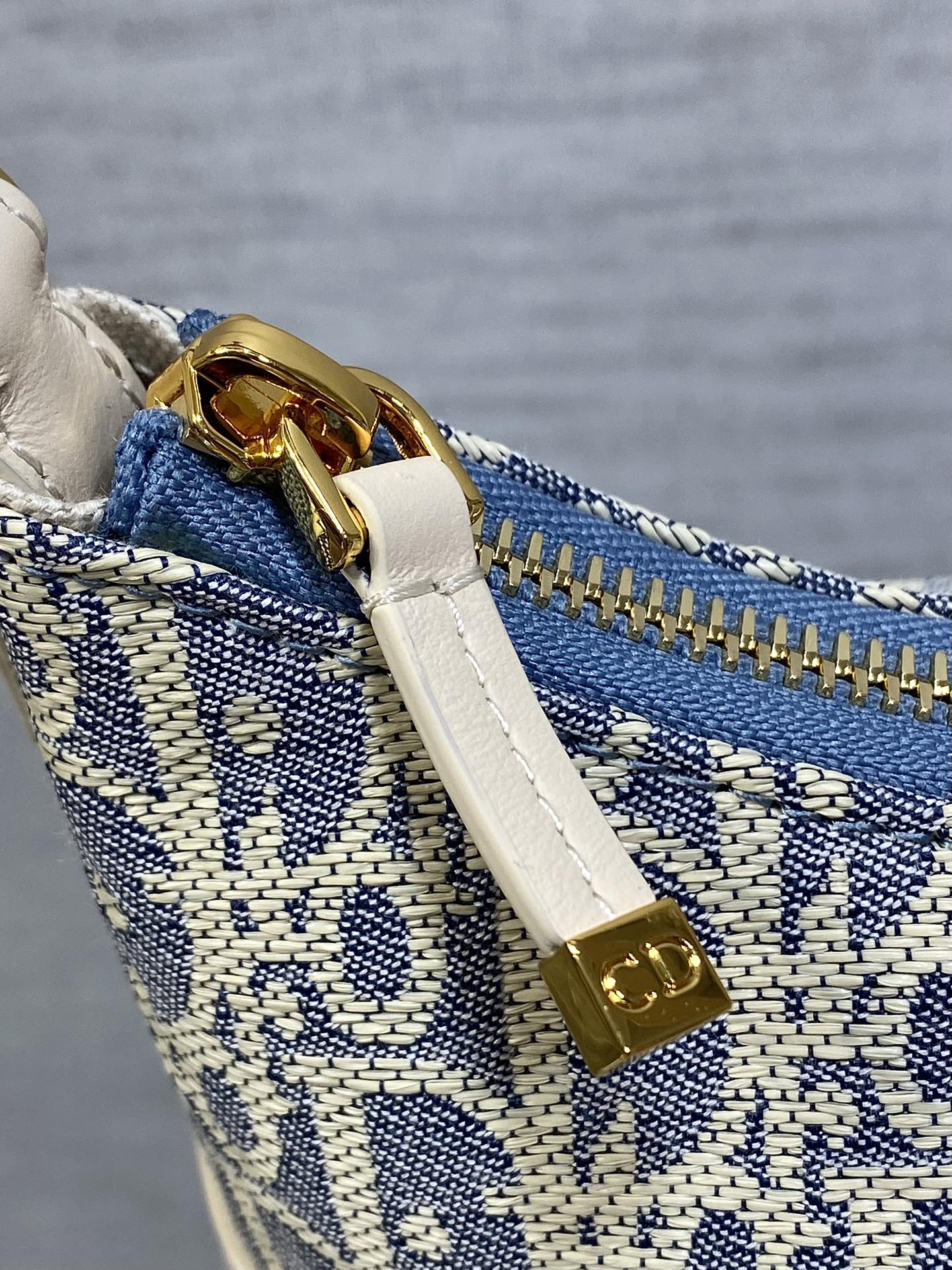 Bagsaaa 30 Montaigne Cigale Mini Bag Blue D10r Oblique Chambray with Raffia Effect and Light Biscuit Smooth Calfskin - 24cm