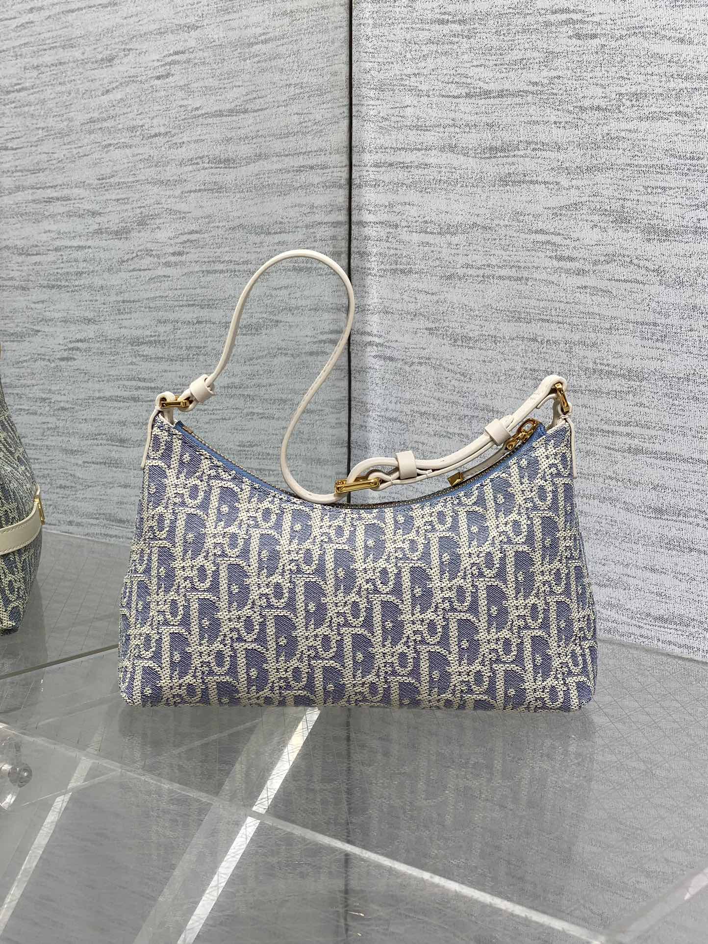 Bagsaaa 30 Montaigne Cigale Mini Bag Blue D10r Oblique Chambray with Raffia Effect and Light Biscuit Smooth Calfskin - 24cm