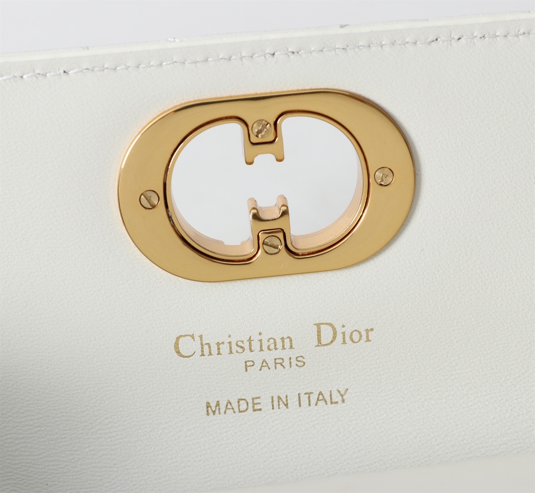 Bagsaaa D10r Miss Caro Pouch with Chain Latte Macrocannage Lambskin - 19cm