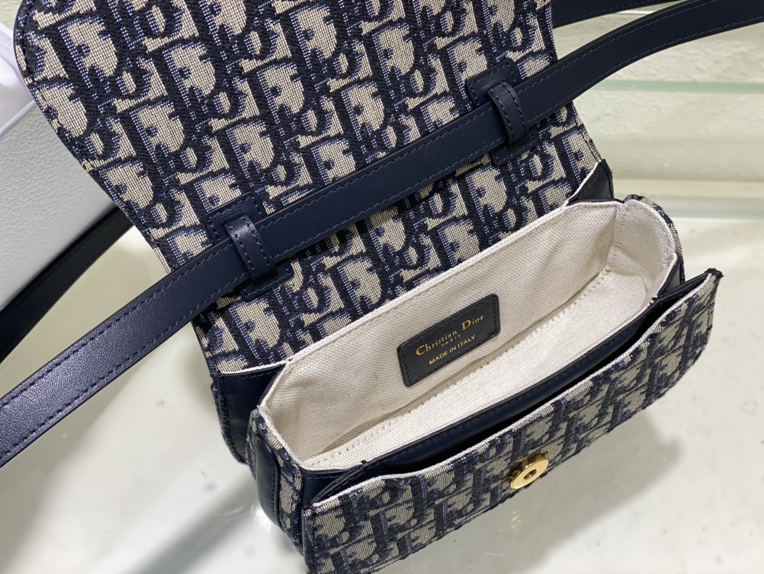 Bagsaaa D10r Small 30 Montaigne Avenue Top Handle Bag Blue D10r Oblique Jacquard and Smooth Calfskin - 19cm
