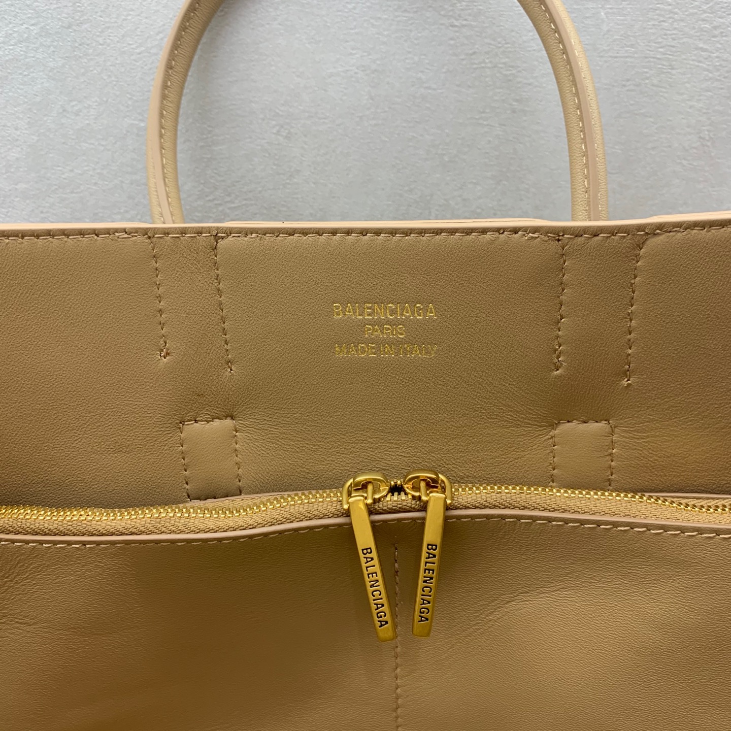 Bagsaaa Ba1en*iaga Bel Air Carry All Bag Small in beige smooth calfskin - 30cm