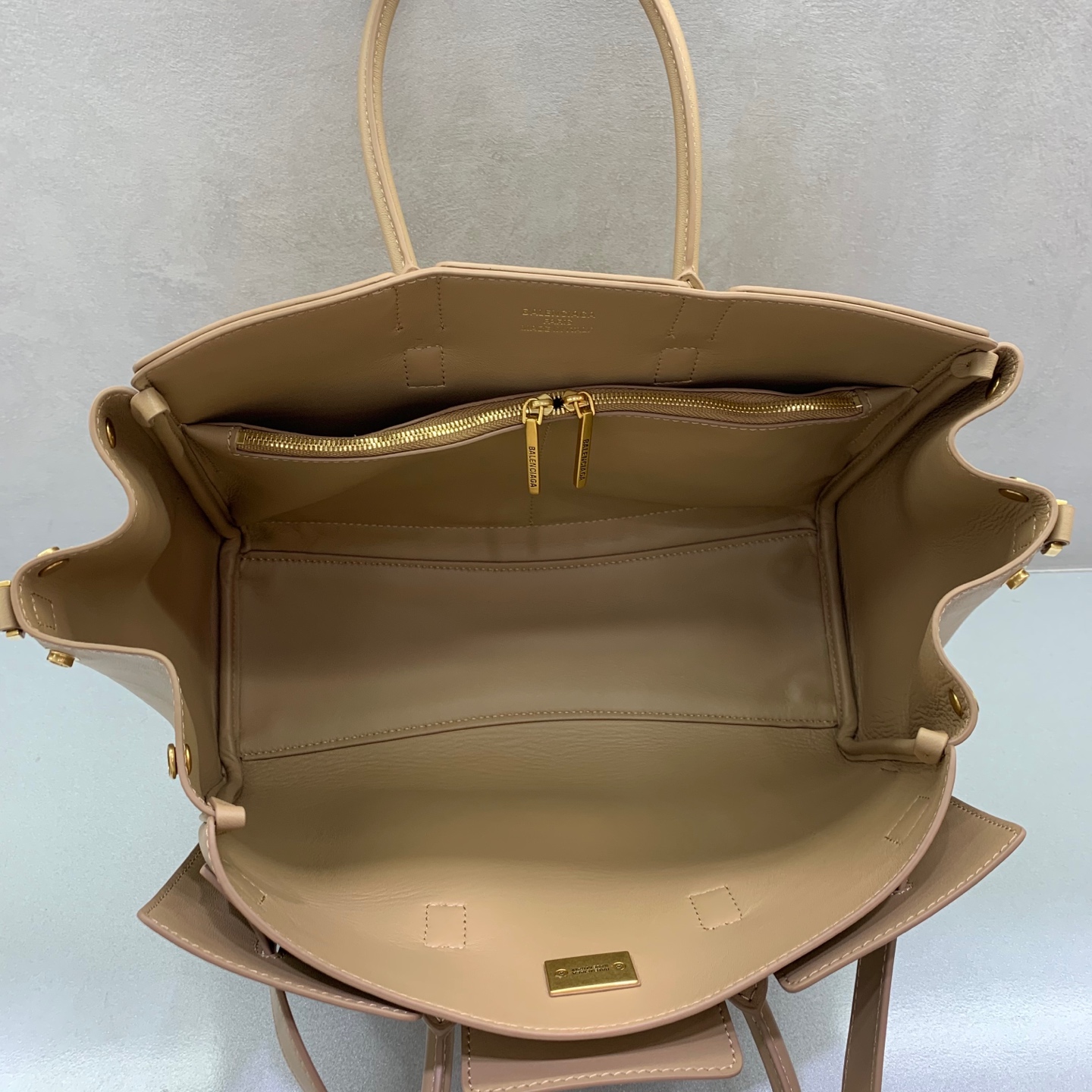 Bagsaaa Ba1en*iaga Bel Air Carry All Bag Medium in beige smooth calfskin - 37cm