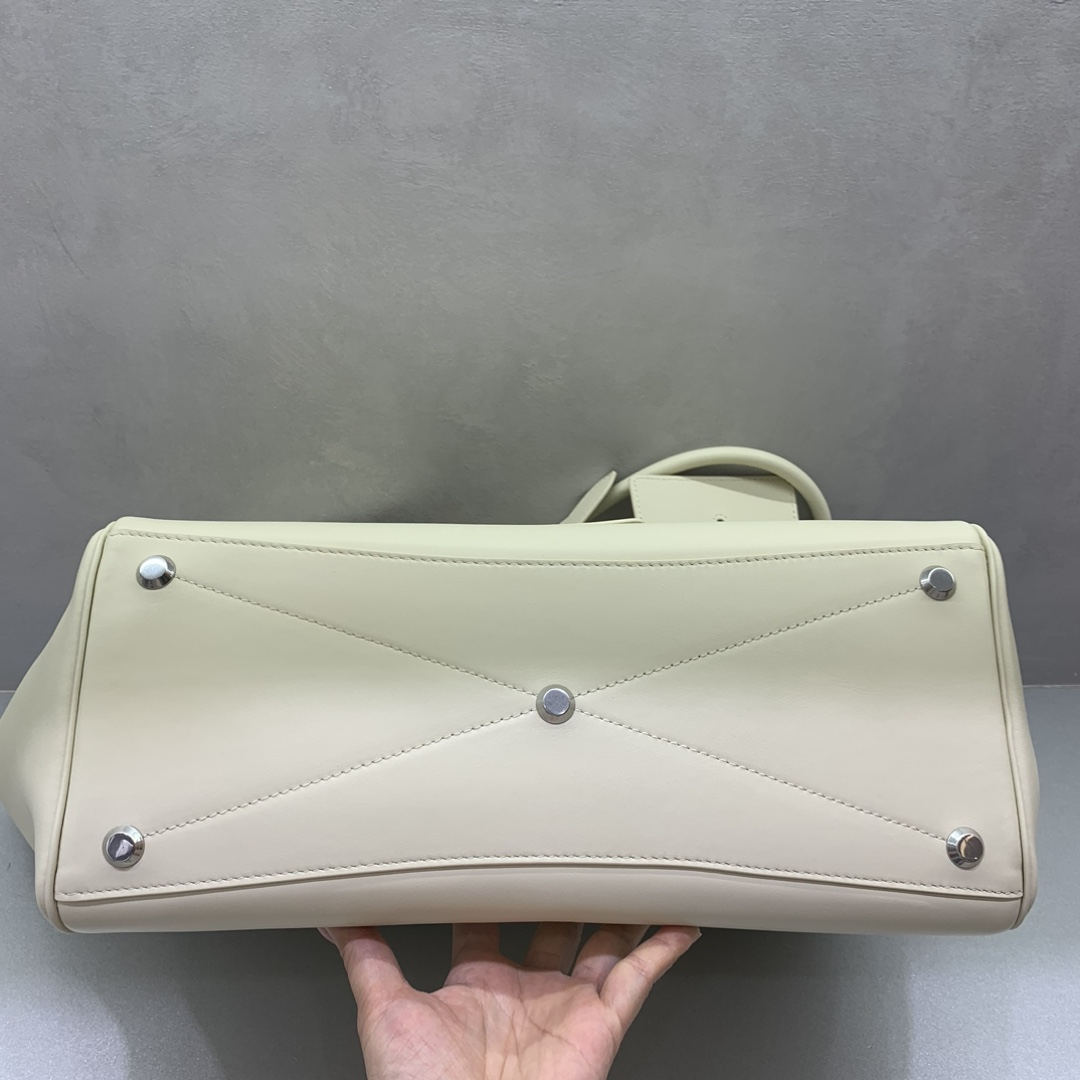 Bagsaaa Ba1en*iaga Bel Air Carry All Bag Medium in soya smooth calfskin & silver - 37cm