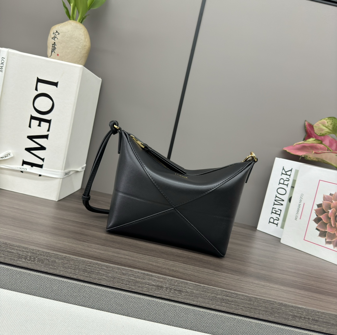 Bagsaaa L0ew* Puzzle Fold pouch in shiny nappa calfskin black - 23cm