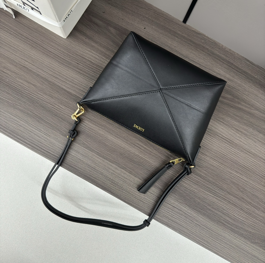 Bagsaaa L0ew* Puzzle Fold pouch in shiny nappa calfskin black - 23cm