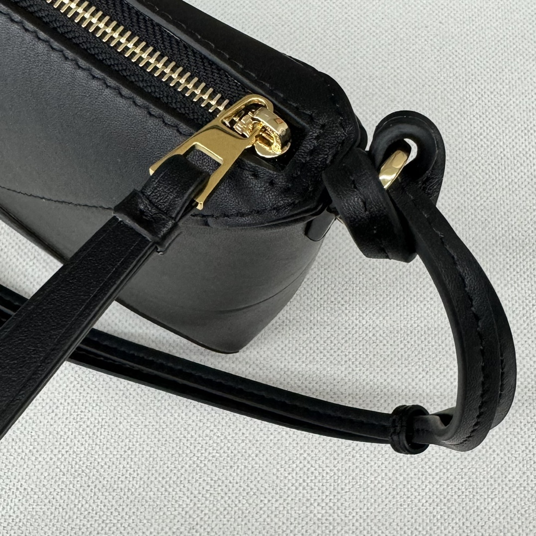 Bagsaaa L0ew* Puzzle Fold pouch in shiny nappa calfskin black - 23cm
