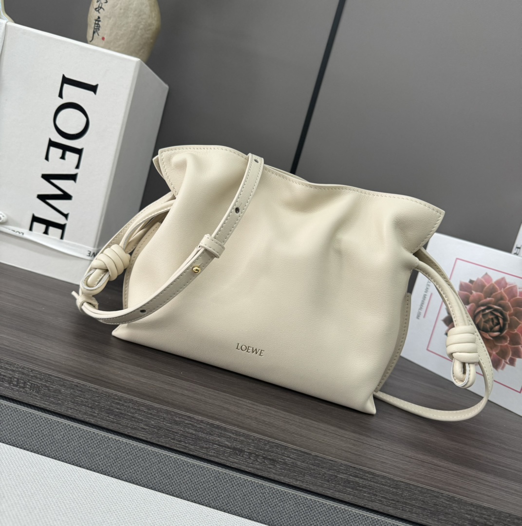 Bagsaaa L0ew* Mini Flamenco clutch in nappa calfskin white - 24cm