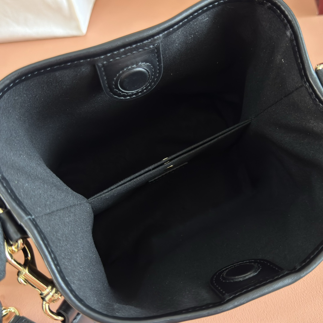 Bagsaaa Gvc*1 GG Emblem Mini Bucket Bag 815118 black embossed GG - 19x18x11 cm