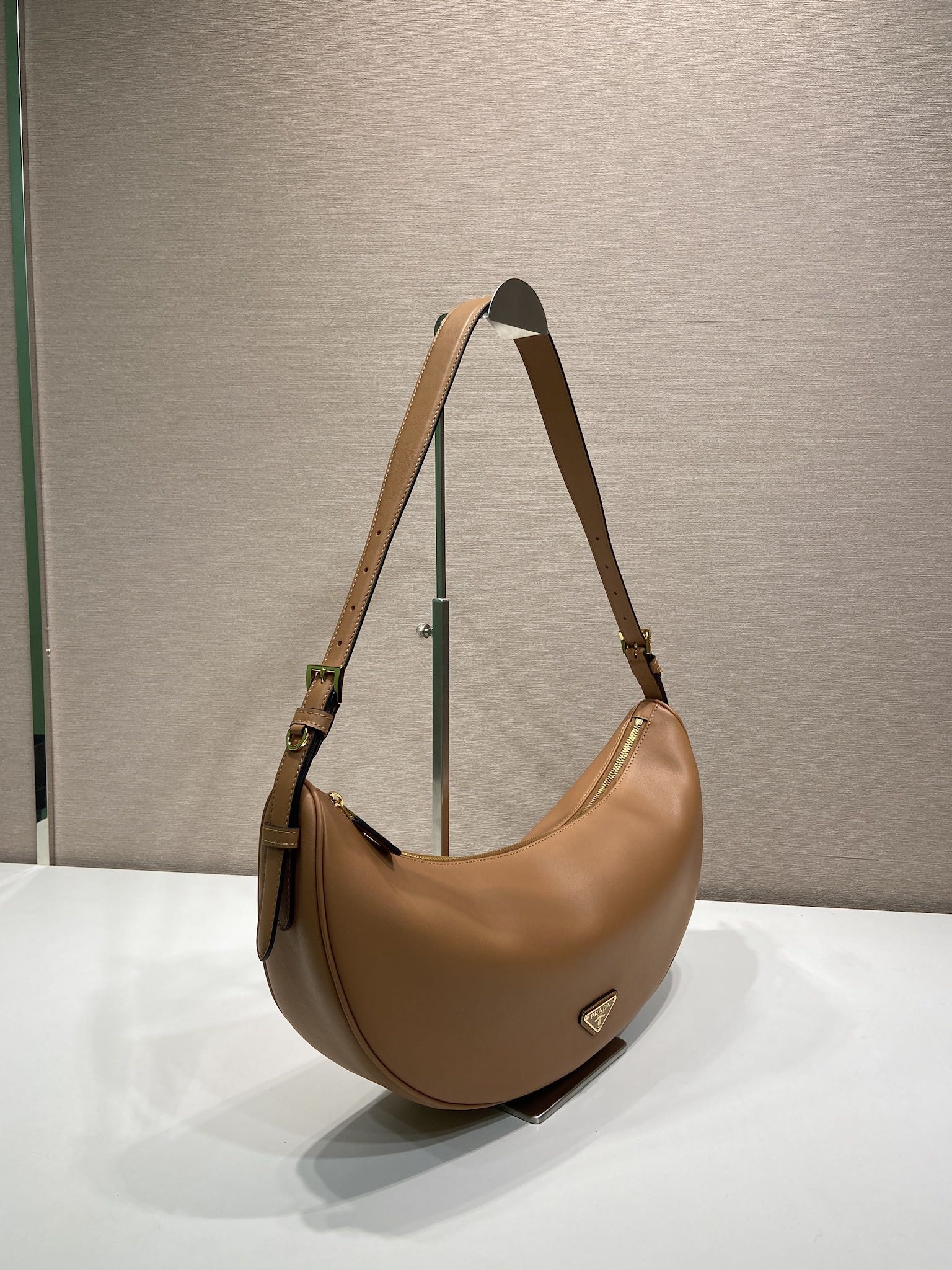 Bagsaaa Pra*a Demi-lune large leather shoulder bag 1BC255 beige - 42cm