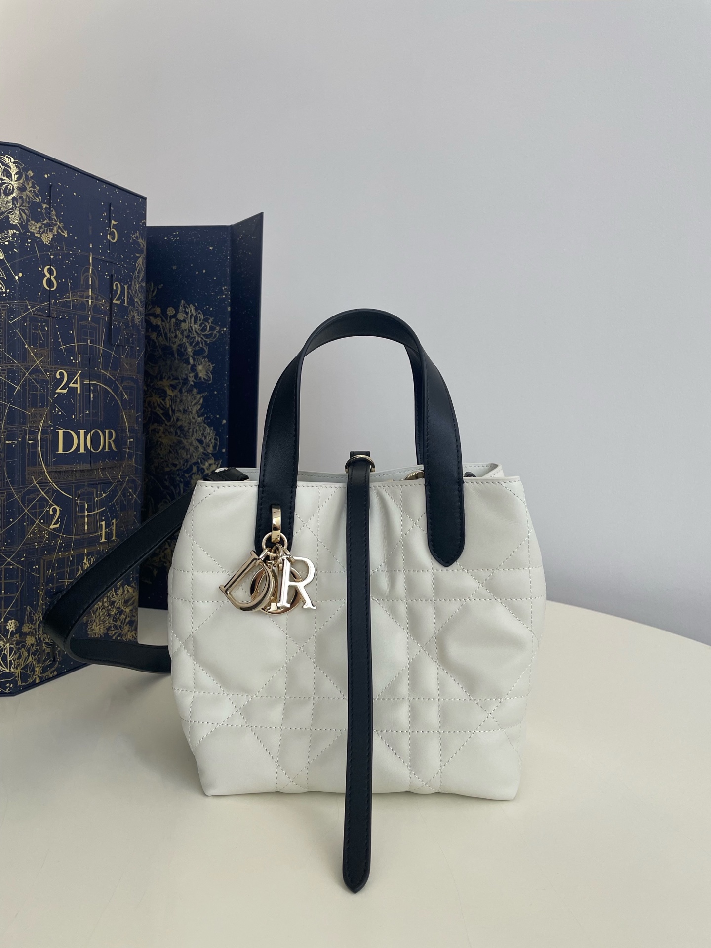 Bagsaaa Small D10r Toujours Vertical Tote Bag Two-Tone Latte and Black - 18cm