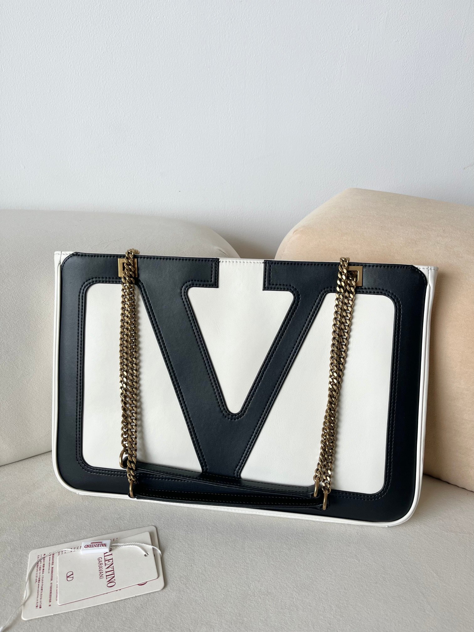 Bagsaaa Va1e*ntin0 Garavani Viva S*perstar Medium Nappa Leather Shopping Bag black & white - 37cm