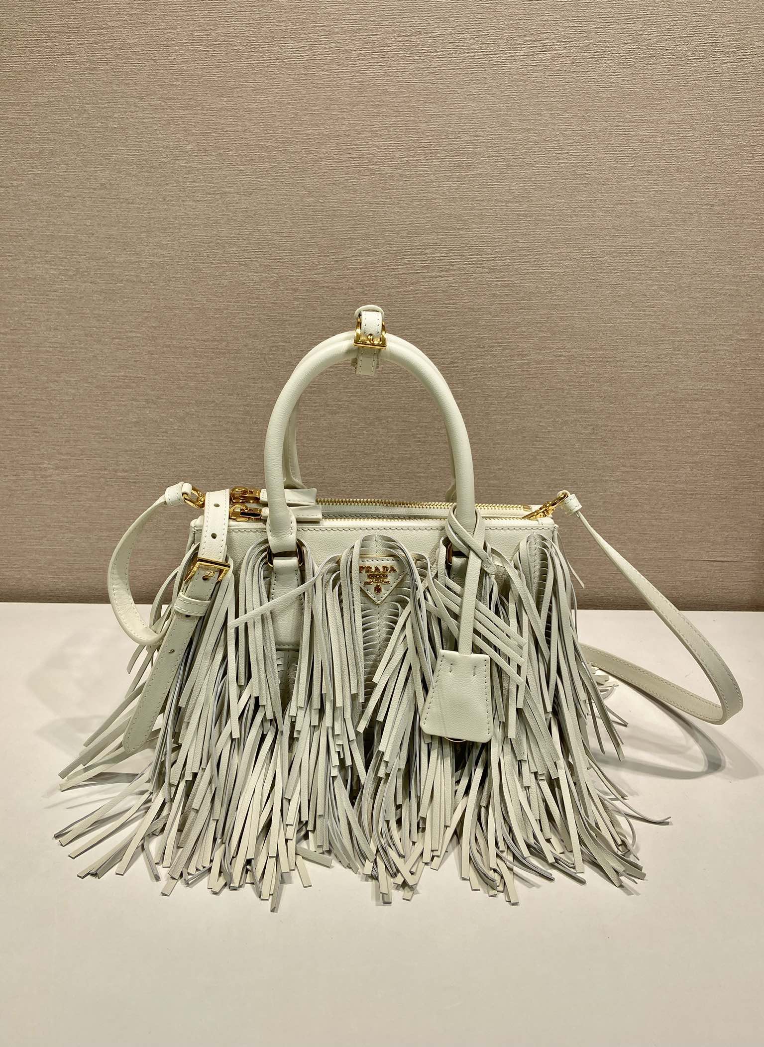 Bagsaaa Pra*a Galleria small leather bag with fringe 1BA896 white - 24.5cm