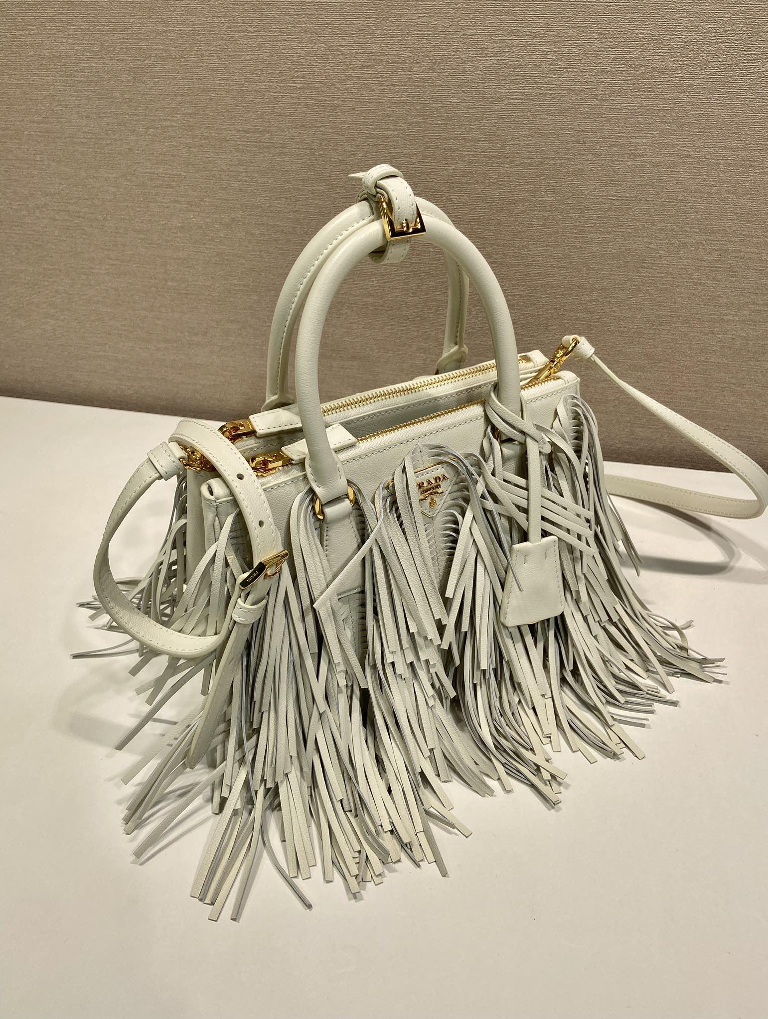 Bagsaaa Pra*a Galleria small leather bag with fringe 1BA896 white - 24.5cm