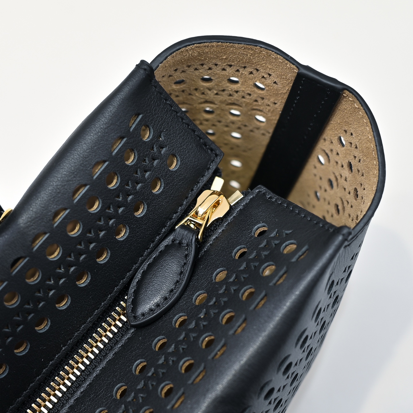 Bagsaaa Alaia Neo Mina 20 Bag In Vienne Calfskin Black - 20cm