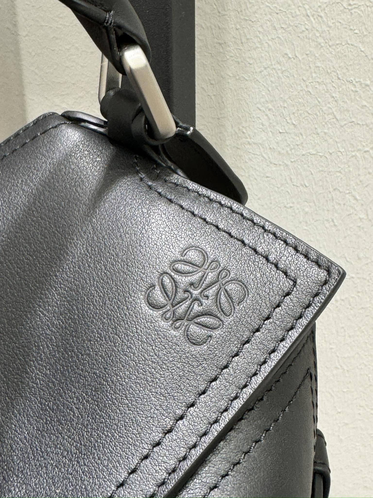 Bagsaaa L0ew* Small Puzzle Biker bag in shiny calfskin black - 24cm