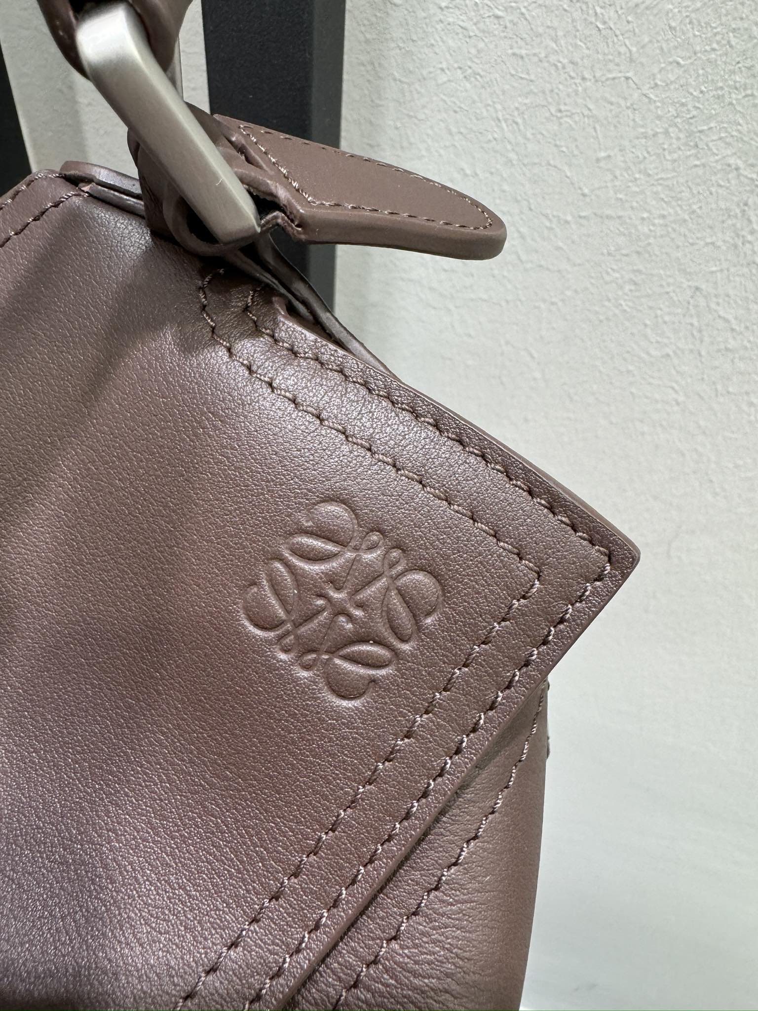 Bagsaaa L0ew* Small Puzzle Biker bag in shiny calfskin dark brown - 24cm