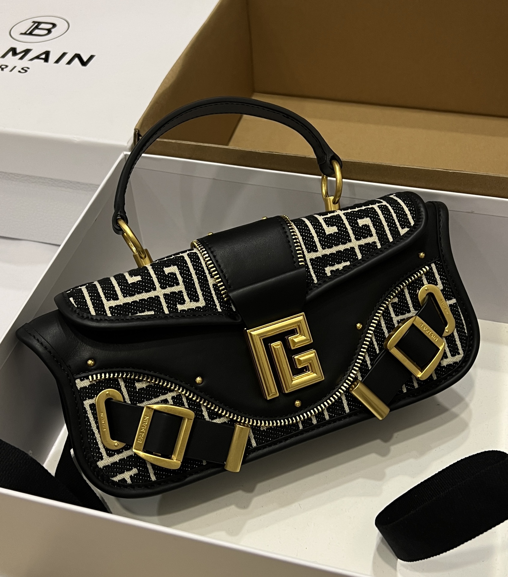 Bagsaaa Balmain Balmain Logo Embroidered Shoulder Bag