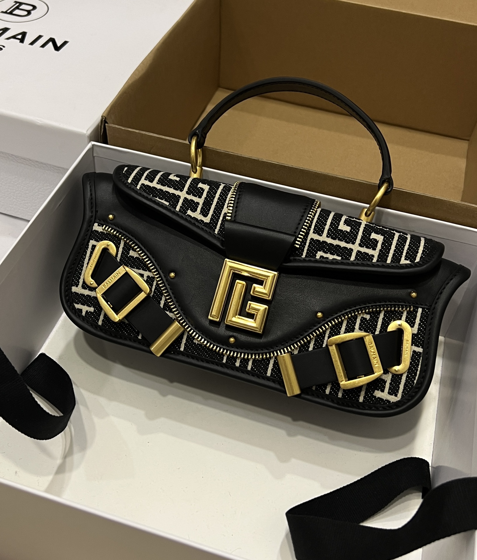 Bagsaaa Balmain Balmain Logo Embroidered Shoulder Bag