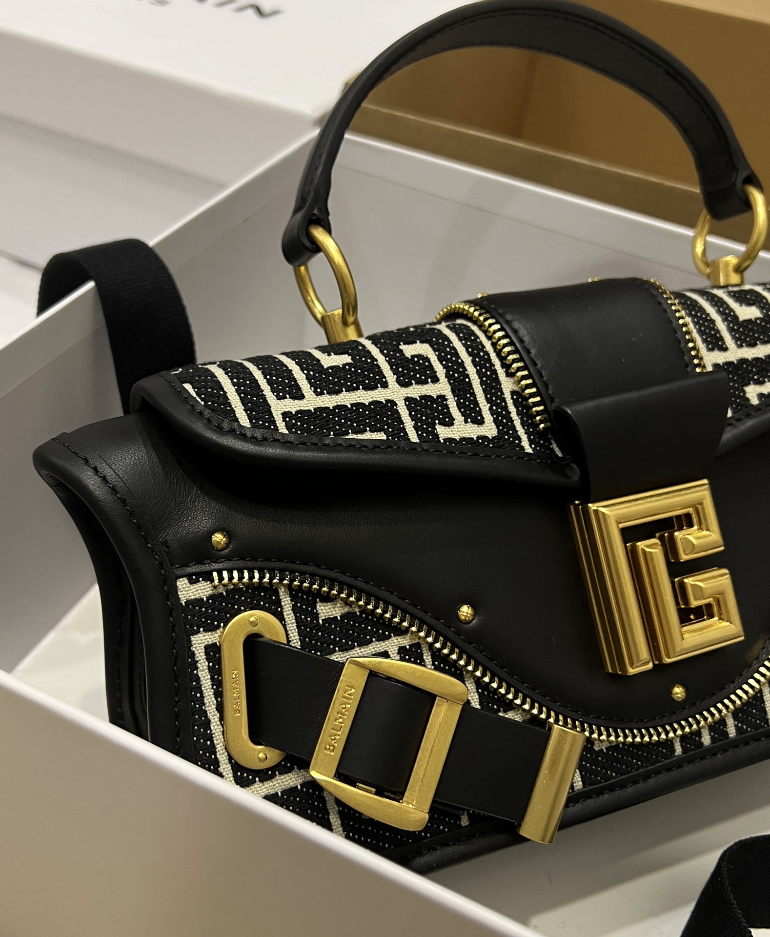 Bagsaaa Balmain Balmain Logo Embroidered Shoulder Bag