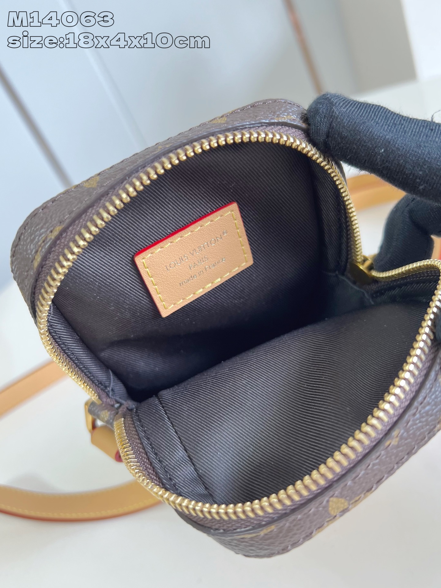 Bagsaaa LV M14063 Music Player Wearable Wallet - 18.5cm