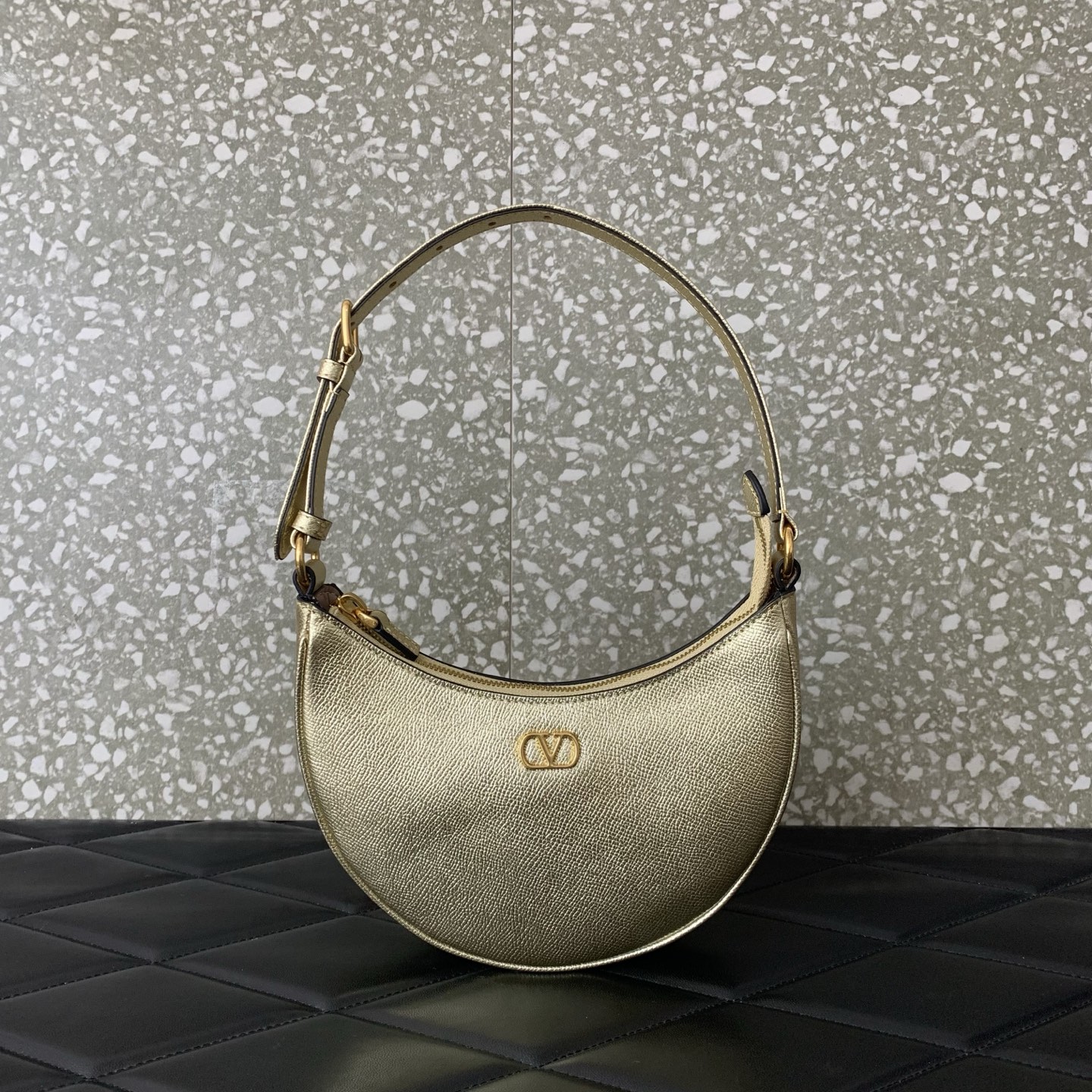 Bagsaaa Va1e*ntin0 Vlogo Signature Mini Hobo Bag In Laminated Grainy Calfskin - 20cm