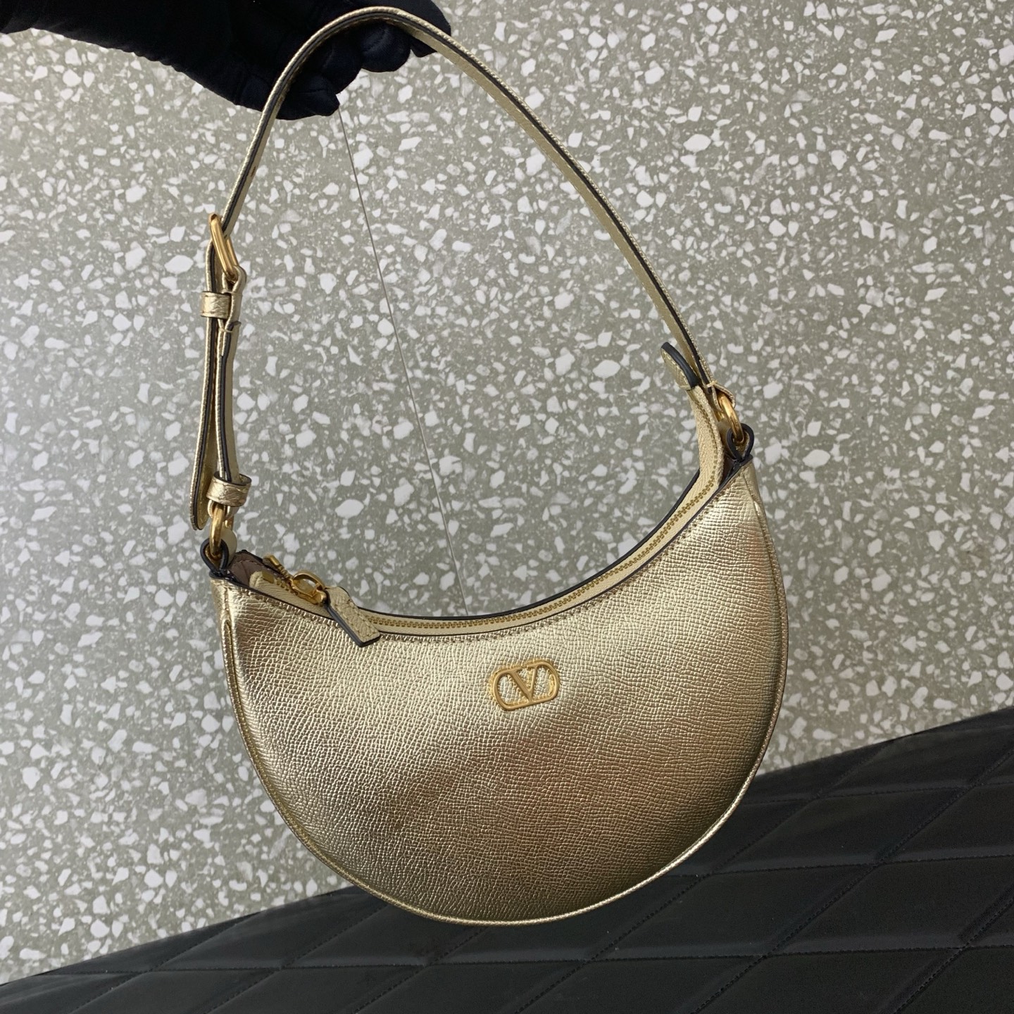 Bagsaaa Va1e*ntin0 Vlogo Signature Mini Hobo Bag In Laminated Grainy Calfskin - 20cm