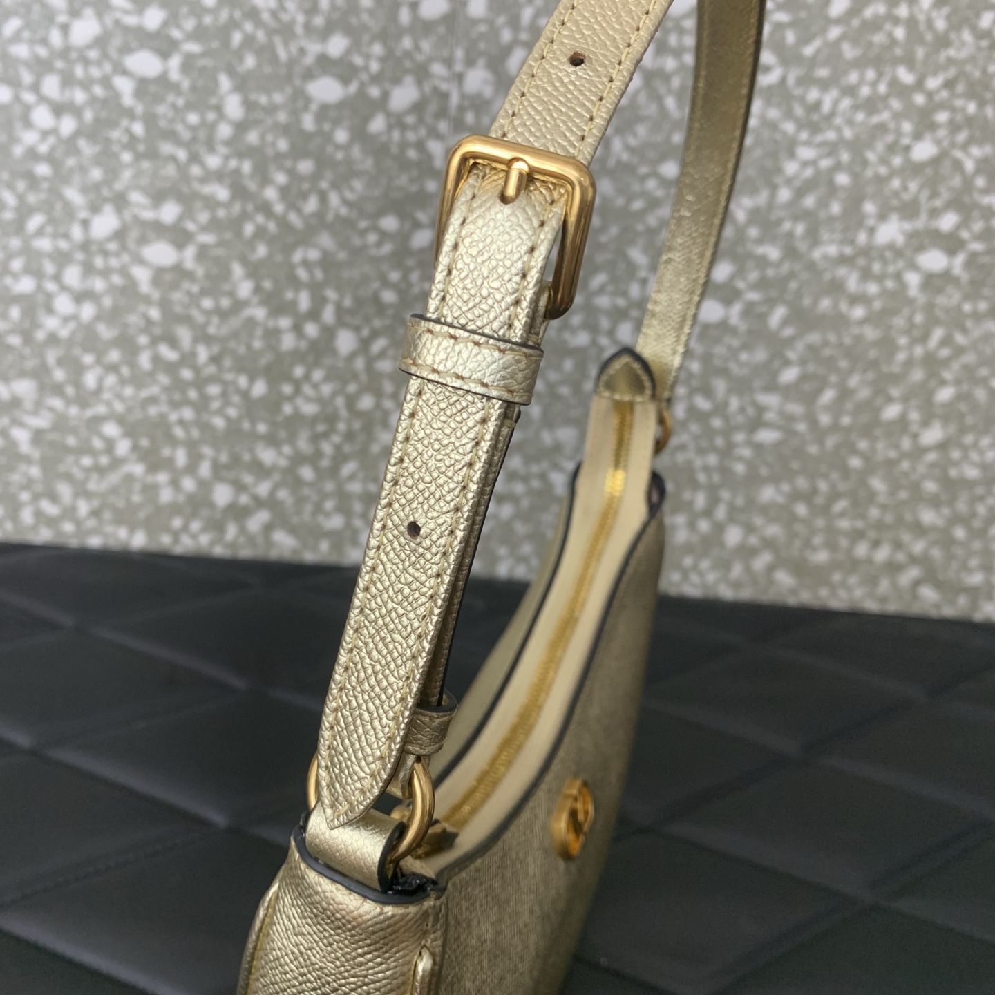 Bagsaaa Va1e*ntin0 Vlogo Signature Mini Hobo Bag In Laminated Grainy Calfskin - 20cm