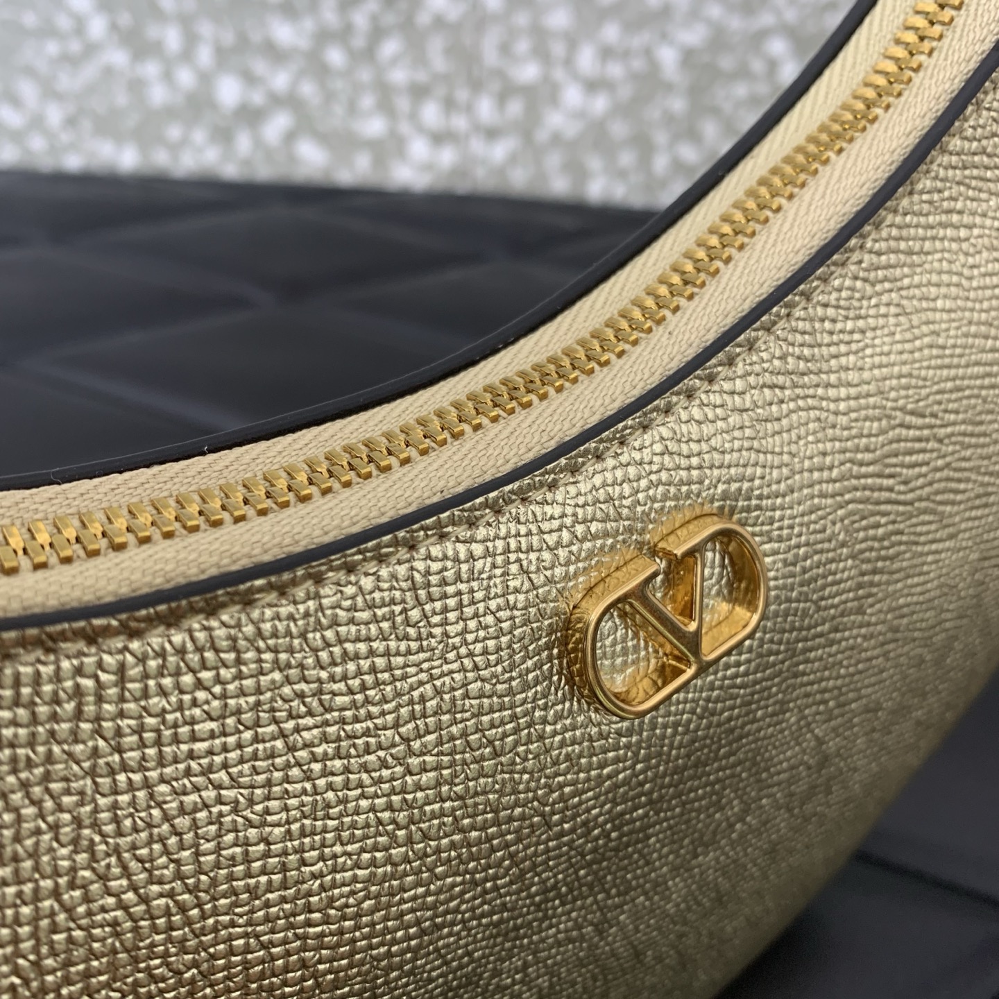 Bagsaaa Va1e*ntin0 Vlogo Signature Mini Hobo Bag In Laminated Grainy Calfskin - 20cm