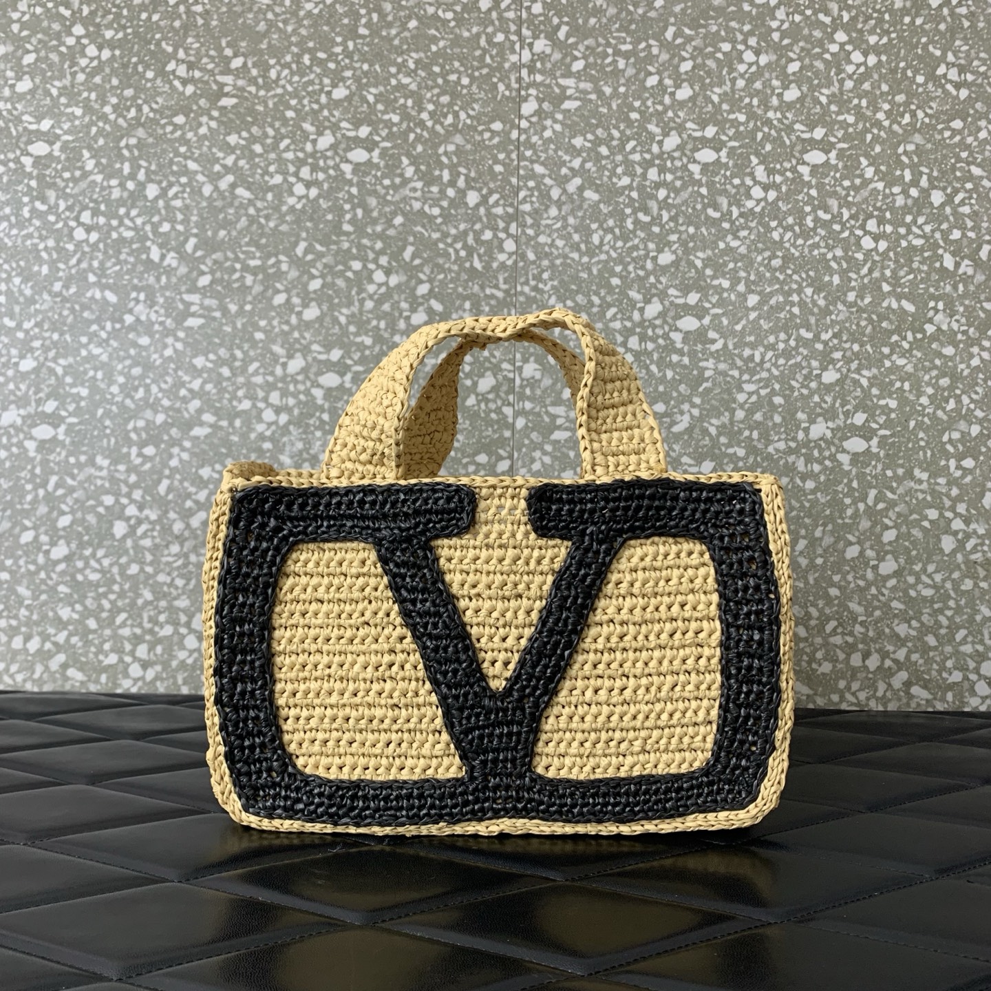 Bagsaaa Va1e*ntin0 Garavani Viva S*perstar Small Shopping Bag In Raffia - 26cm