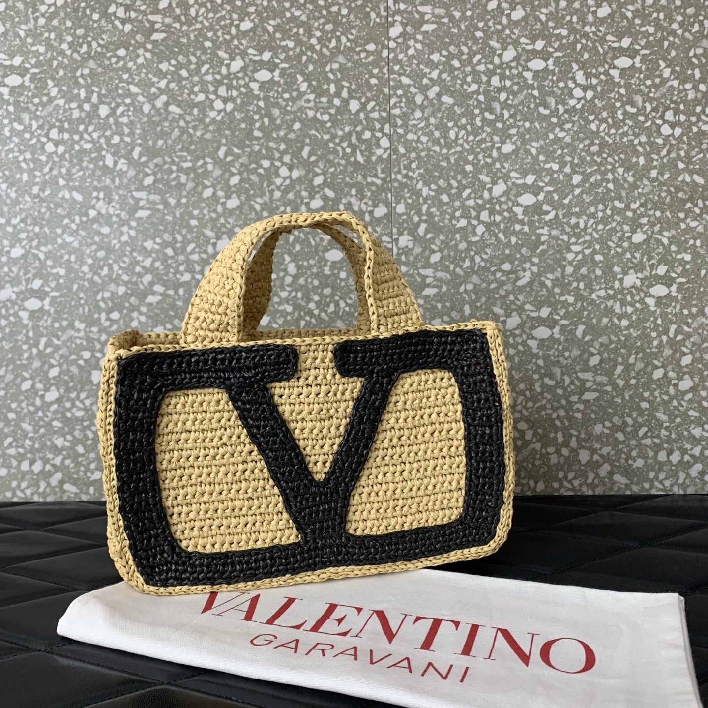 Bagsaaa Va1e*ntin0 Garavani Viva S*perstar Small Shopping Bag In Raffia - 26cm