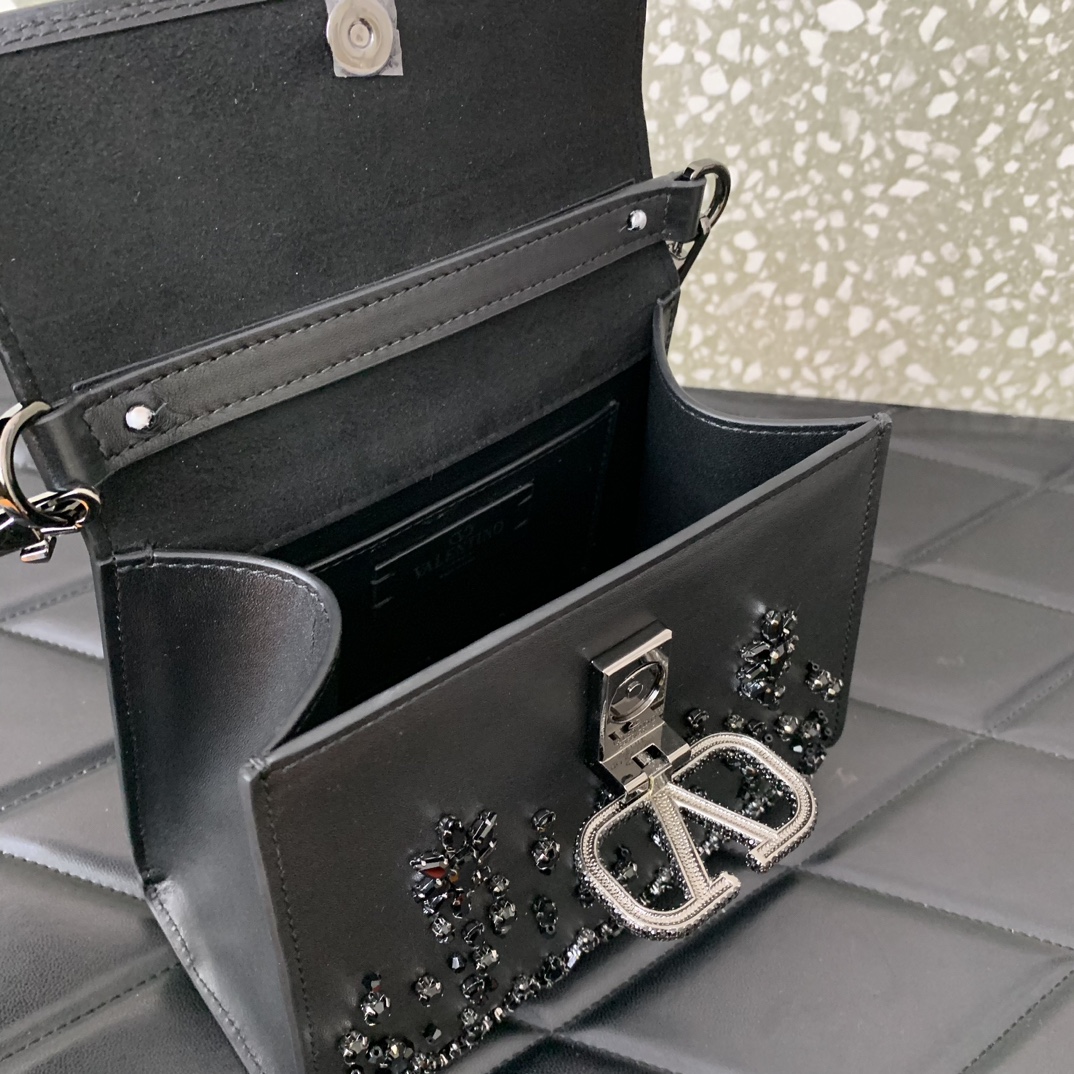 Bagsaaa Va1e*ntin0 Garavani Vsling Mini Embroidered Handbag Black - 19cm