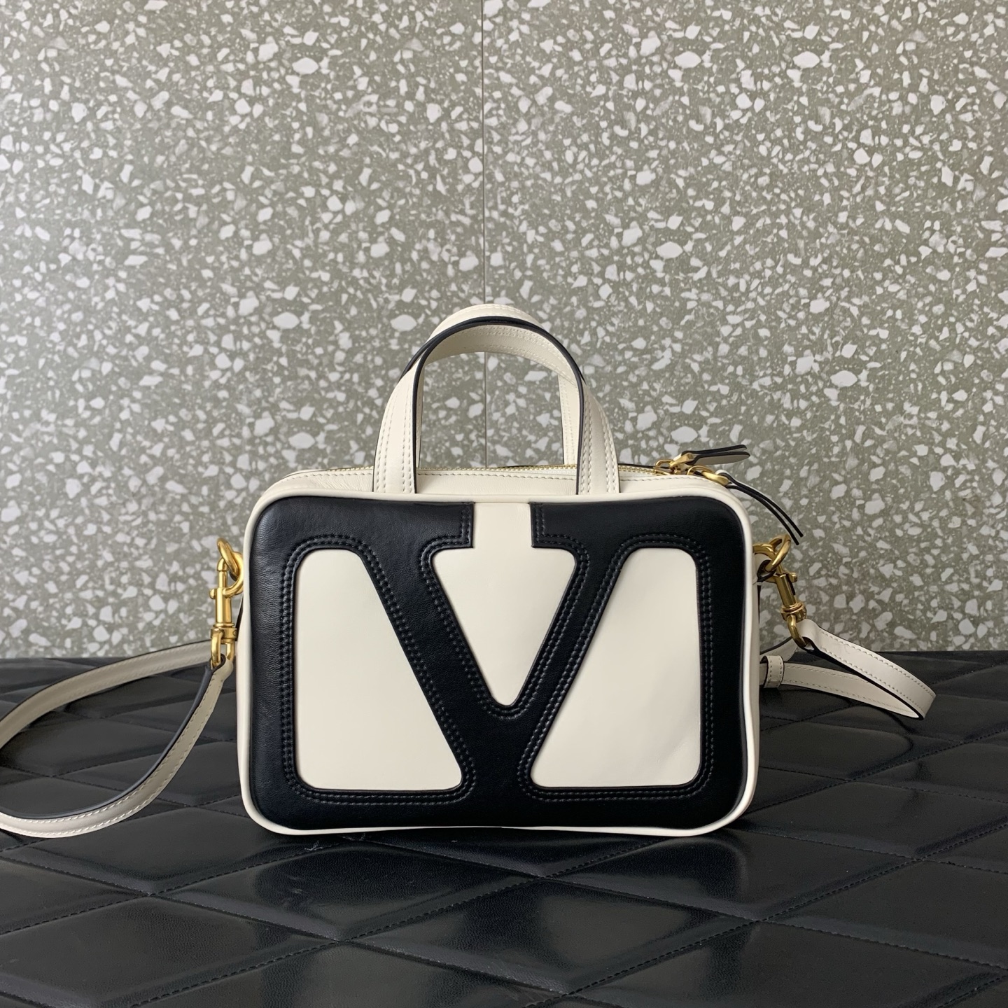 Bagsaaa Va1e*ntin0 Garavani Viva S*perstar nappa leather handbag white - 23cm