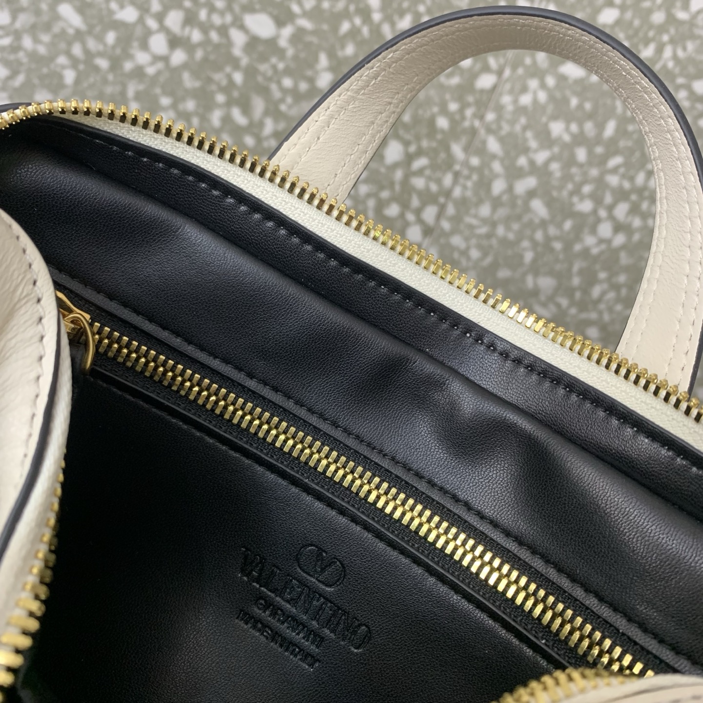 Bagsaaa Va1e*ntin0 Garavani Viva S*perstar nappa leather handbag white - 23cm