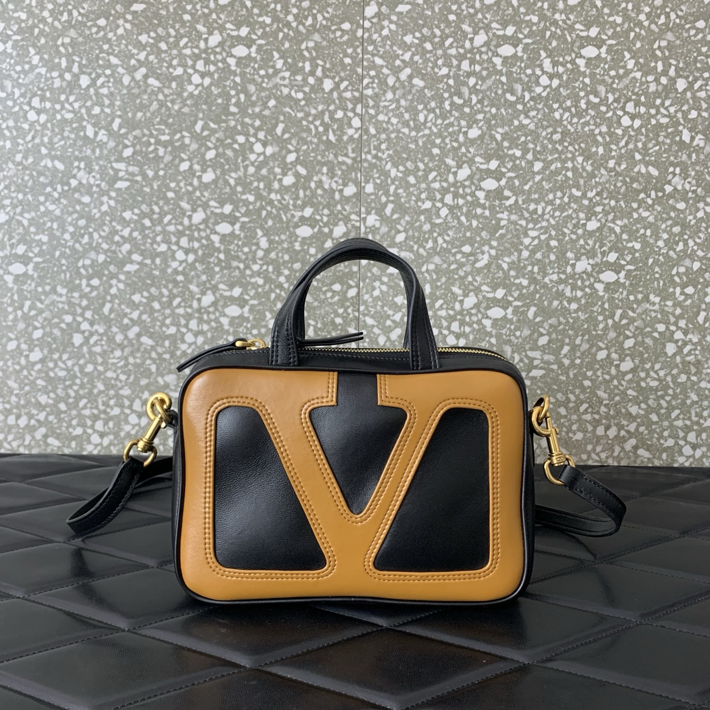 Bagsaaa Va1e*ntin0 Garavani Viva S*perstar nappa leather handbag black - 23cm