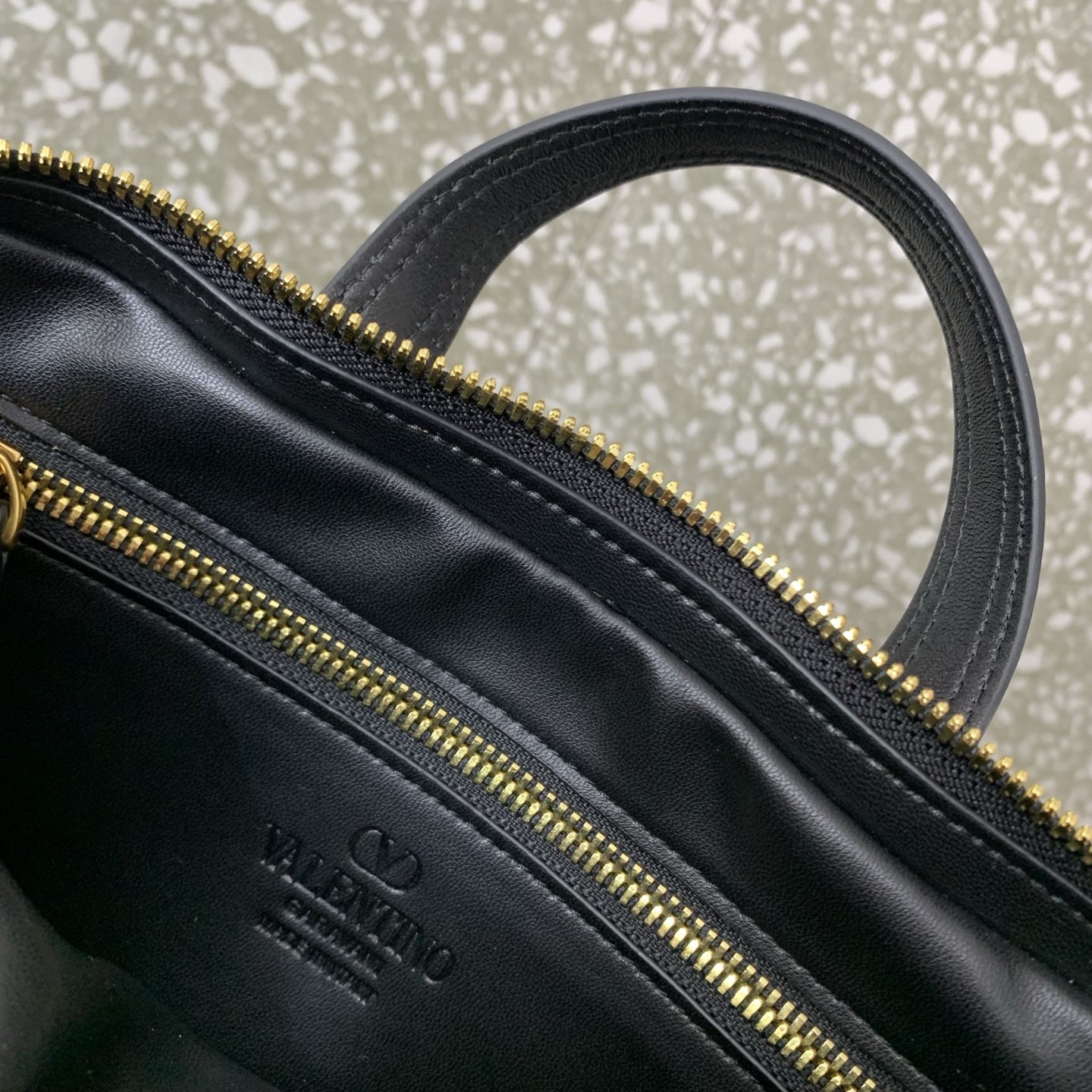 Bagsaaa Va1e*ntin0 Garavani Viva S*perstar nappa leather handbag black - 23cm