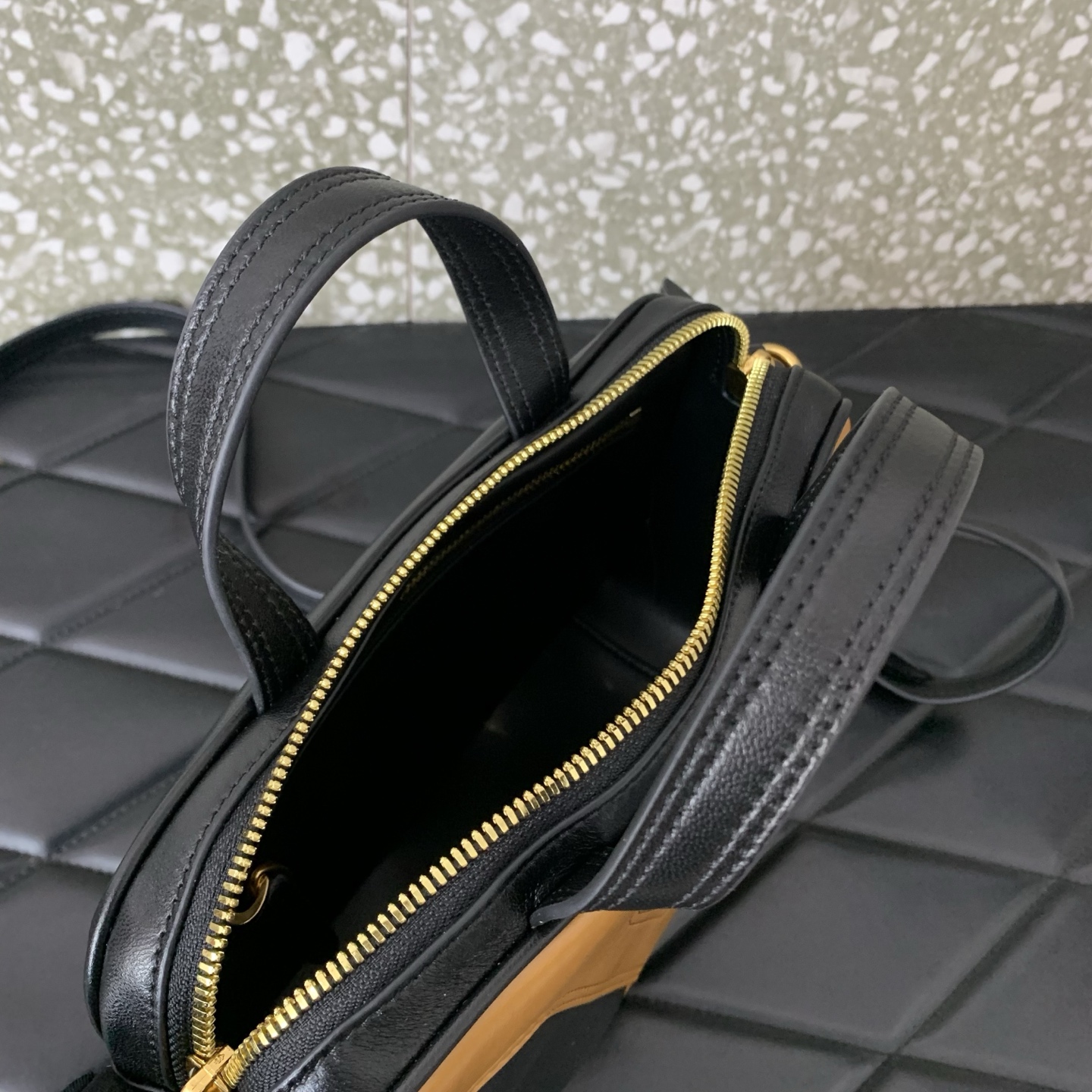 Bagsaaa Va1e*ntin0 Garavani Viva S*perstar nappa leather handbag black - 23cm