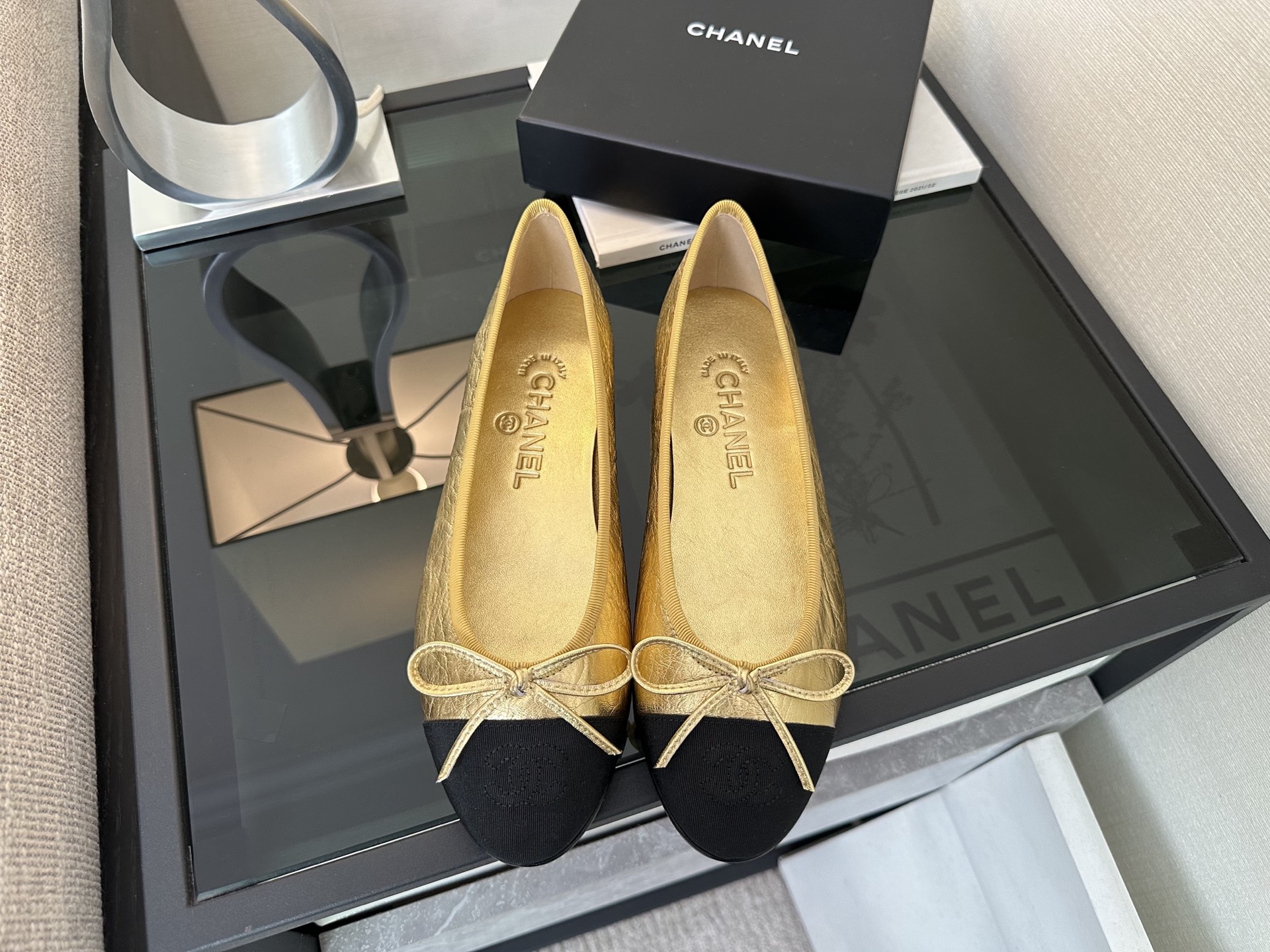 Bagsaaa Ch**el Ballet flats gold & black