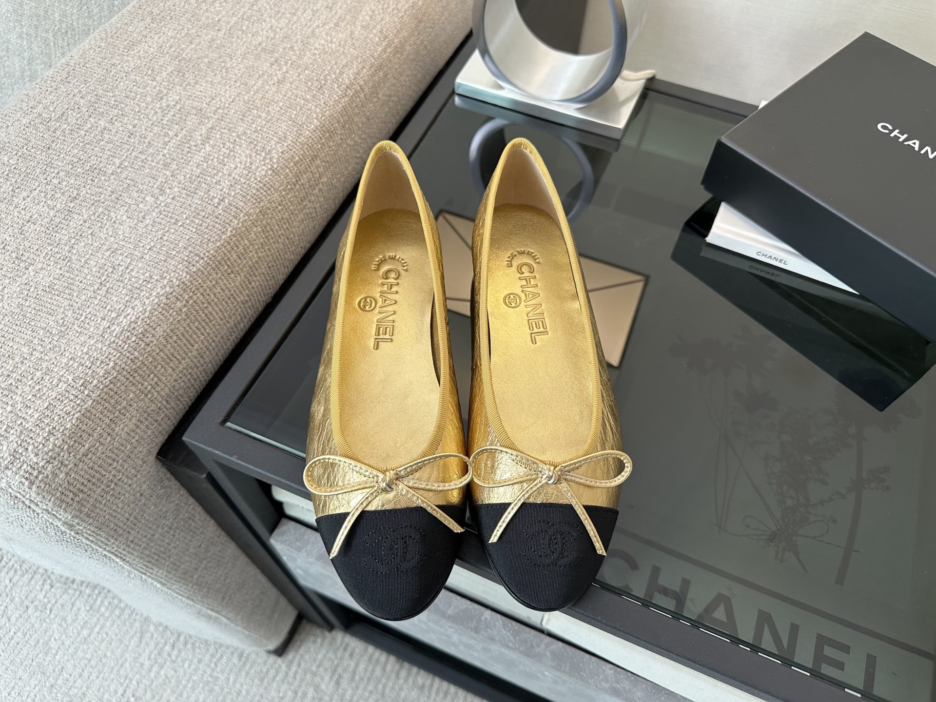 Bagsaaa Ch**el Ballet flats gold & black