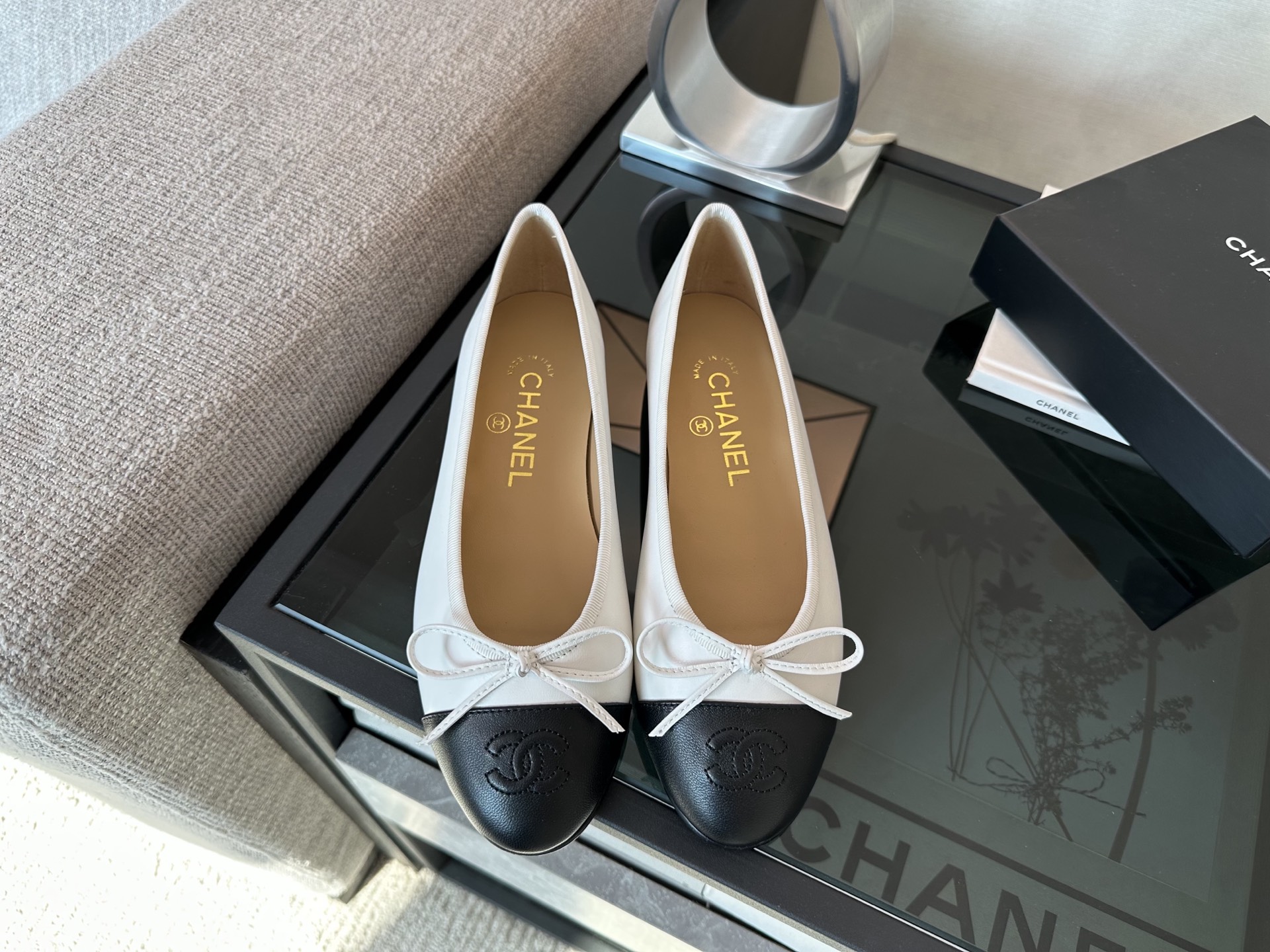 Bagsaaa Ch**el Ballet flats White & Back Lambskin