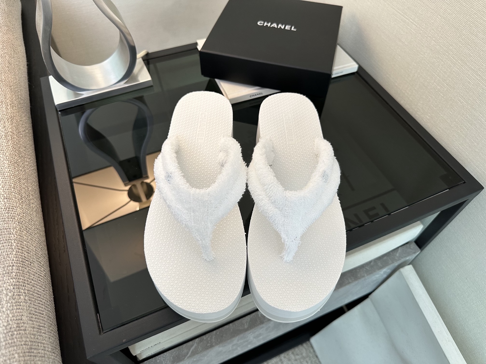 Bagsaaa Ch**el G46202 white cotton thongs - 5.5cm