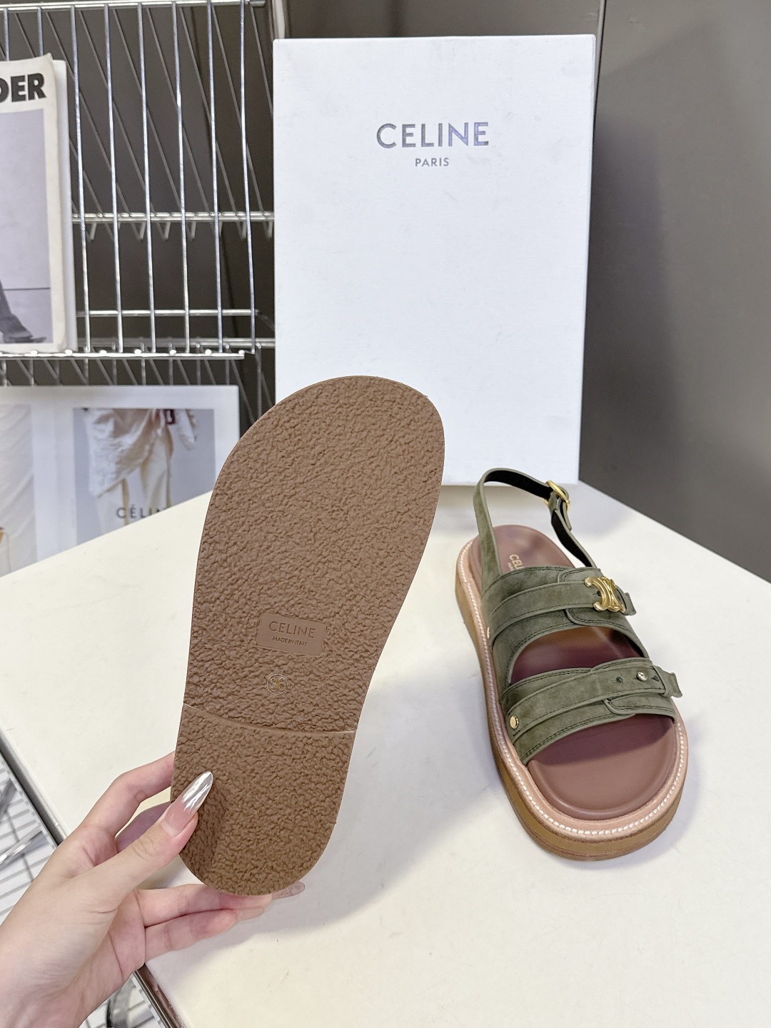 Bagsaaa Ce1i*e - Tippi Triomphe Sandal In Suede Calfskin green