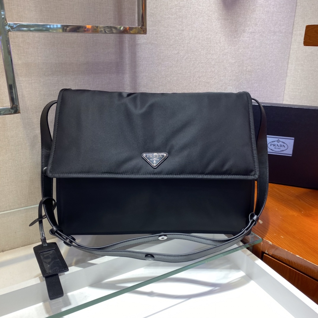 Bagsaaa Pra*a Pra*a Traveller Re-Nylon large padded shoulder bag 1BD256 black - 36cm