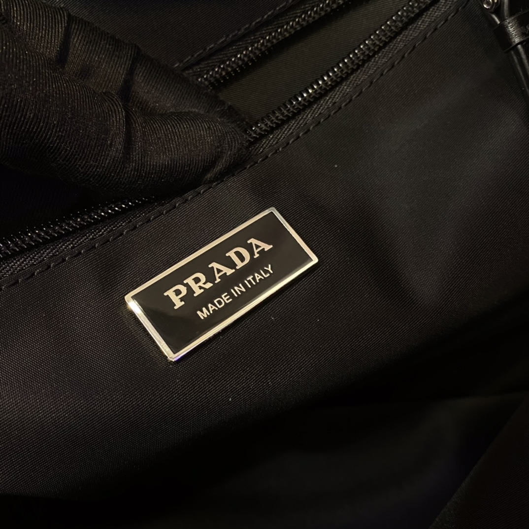Bagsaaa Pra*a Pra*a Traveller Re-Nylon large padded shoulder bag 1BD256 black - 36cm