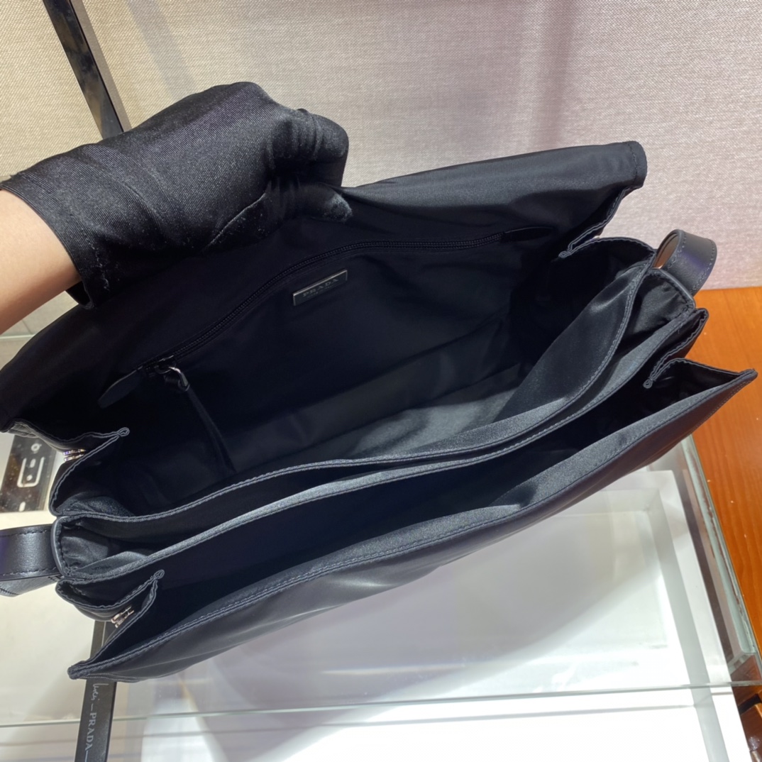 Bagsaaa Pra*a Pra*a Traveller Re-Nylon large padded shoulder bag 1BD256 black - 36cm