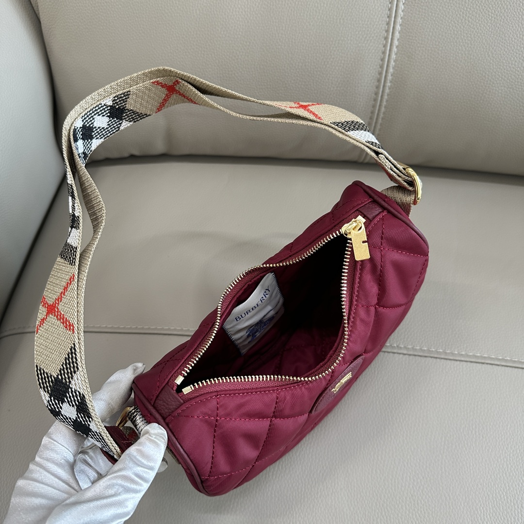 Bagsaaa Bv*b*rry Horseshoe Crossbody Bag Cherry red - 23.5cm