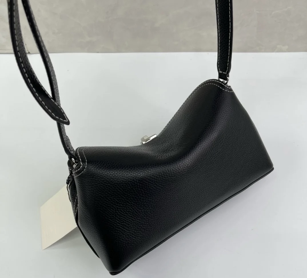 Bagsaaa Toteme T-Lock grained-leather clutch black - 26cm